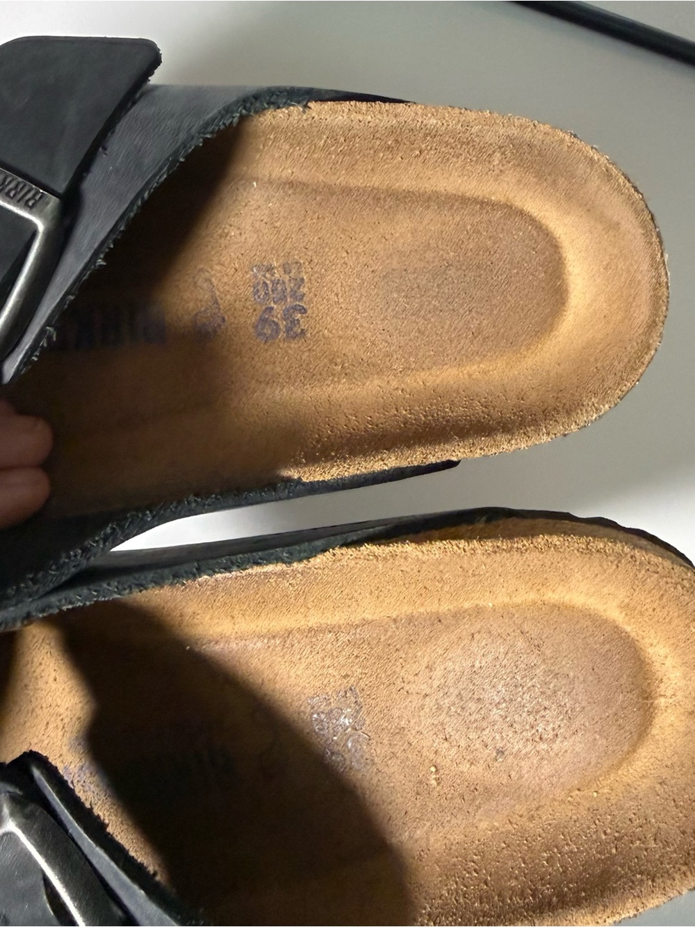 Black leather birkenstocks Size 39 soft footbed - Picture 6 of 7